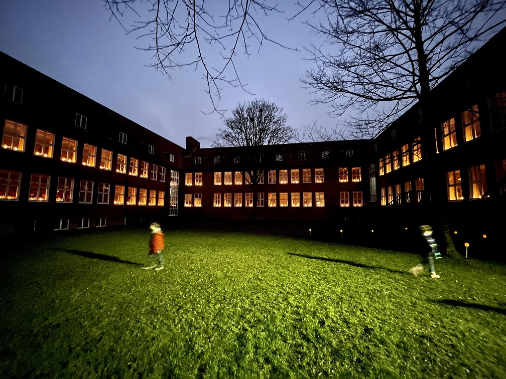 Schule im Kerzenschein
